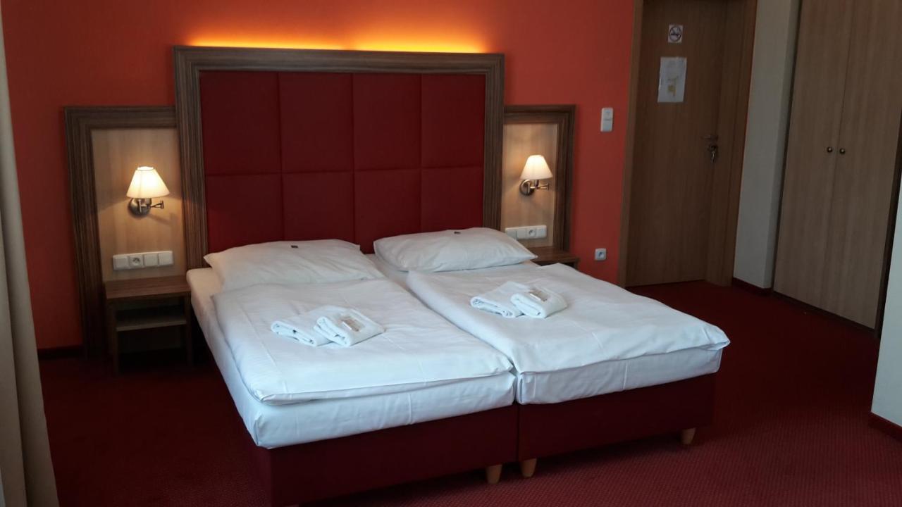 Corner Hotel U Divadla*** - زنويمو المظهر الخارجي الصورة