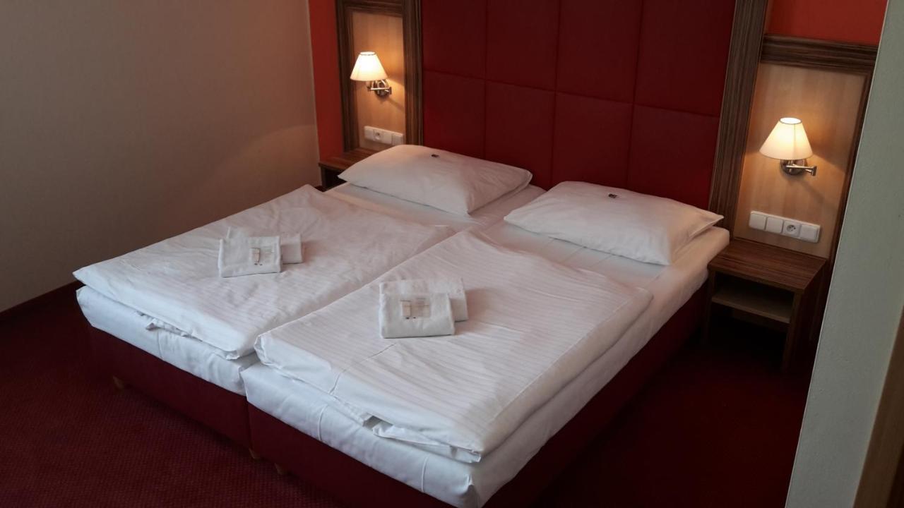 Corner Hotel U Divadla*** - زنويمو المظهر الخارجي الصورة